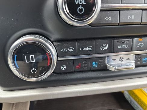 Used 2022 Ford Expedition Limited image 4