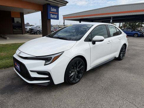 Used 2025 Toyota Corolla SE FWD image 1