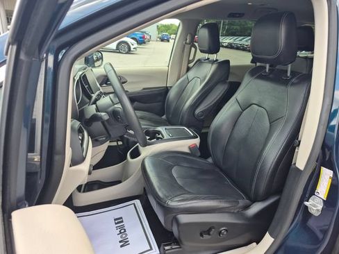 Used 2022 Chrysler Pacifica Touring-L FWD image 11