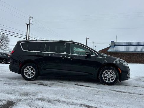 Used 2023 Chrysler Pacifica Touring-L image 9
