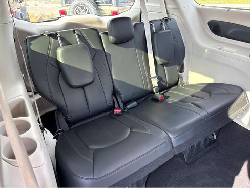 Used 2017 Chrysler Pacifica Touring-L Plus image 10