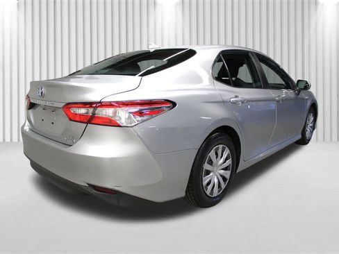 Used 2020 Toyota Camry LE image 3