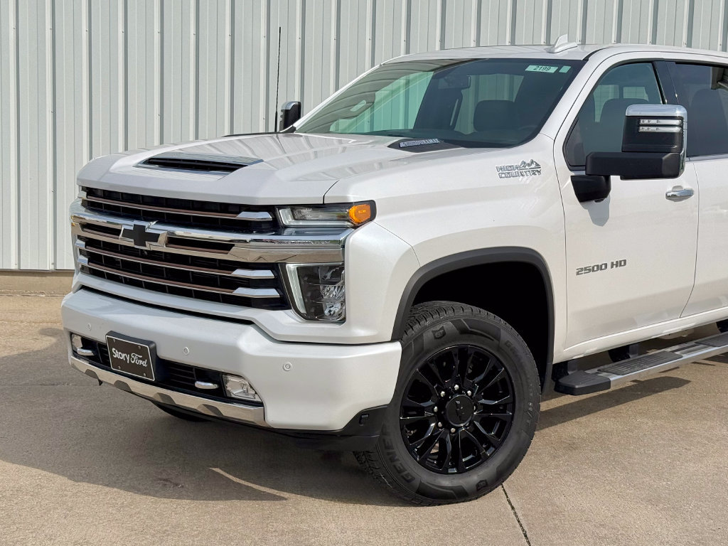 Used 2023 Chevrolet Silverado 2500 High Country AWD/4WD image 2