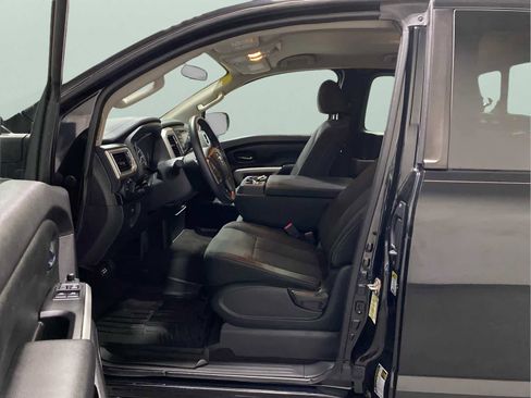 Used 2018 Nissan Titan SV image 11