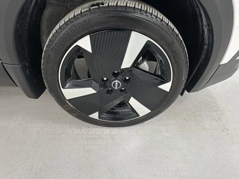 Certified 2025 Nissan Kicks SR image 9