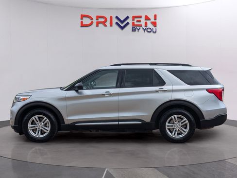 Used 2020 Ford Explorer XLT w/ Equipment Group 202A RWD image 2