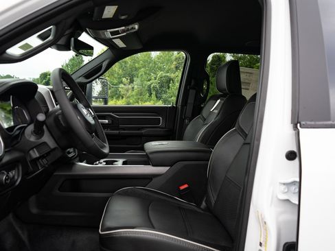 New 2026 RAM 4500 4x4 Crew Cab DRW w/ Laramie Trim Package image 13