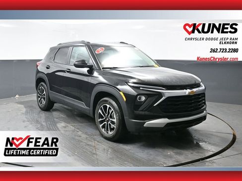 Used 2025 Chevrolet TrailBlazer LT w/ Driver Confidence Package image 1