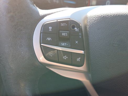 Used 2022 Ford Explorer XLT w/ Equipment Group 202A AWD/4WD image 12