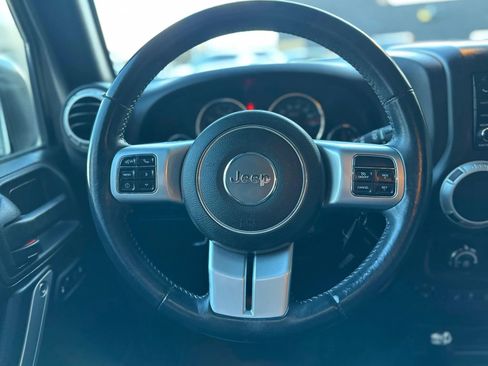 Used 2016 Jeep Wrangler Unlimited Rubicon image 13