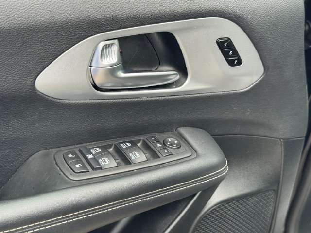 Used 2025 Chrysler Pacifica Limited FWD image 20