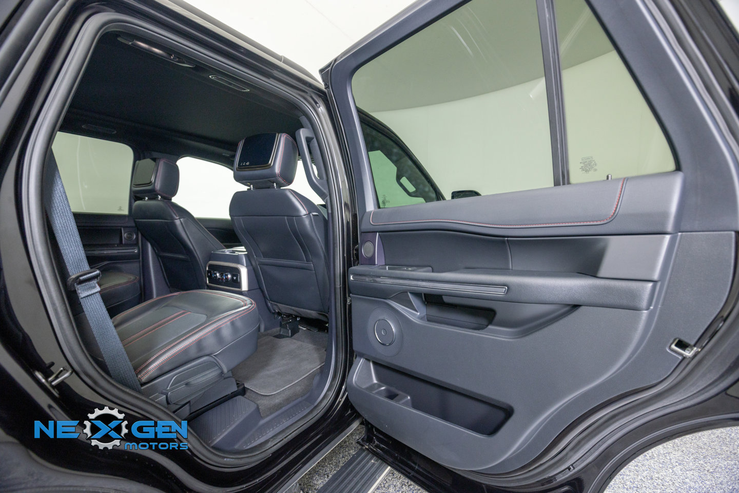 Used 2024 Ford Expedition Limited AWD/4WD image 38
