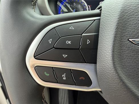 Used 2023 Chrysler Pacifica Touring-L FWD image 15
