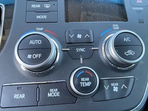 Used 2015 Toyota Sienna SE FWD image 11