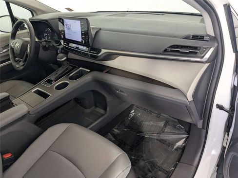 Certified 2022 Toyota Sienna XLE FWD image 31