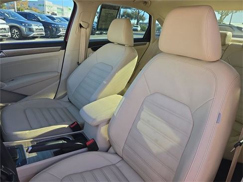 Used 2017 Volkswagen Passat 1.8T SEL Premium image 13