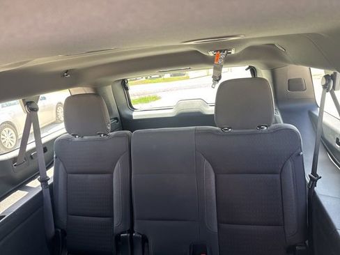 Used 2025 Chevrolet Suburban LS RWD image 18