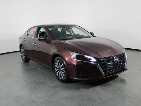 Used 2024 Nissan Altima 2.5 SV FWD image 11