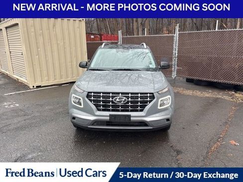 Used 2023 Hyundai Venue Limited image 2