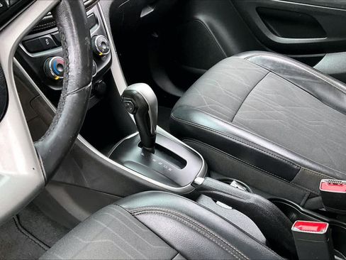 Used 2020 Chevrolet Trax LT w/ LT Convenience Package FWD image 17