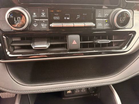 Used 2024 Toyota Highlander LE FWD image 17