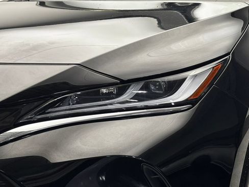 Used 2023 Toyota Venza XLE AWD/4WD image 3