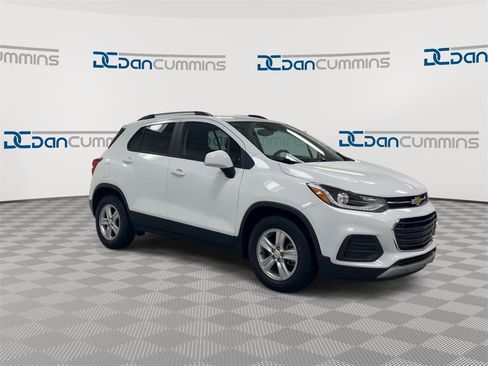 Used 2022 Chevrolet Trax LT w/ LT Convenience Package image 2