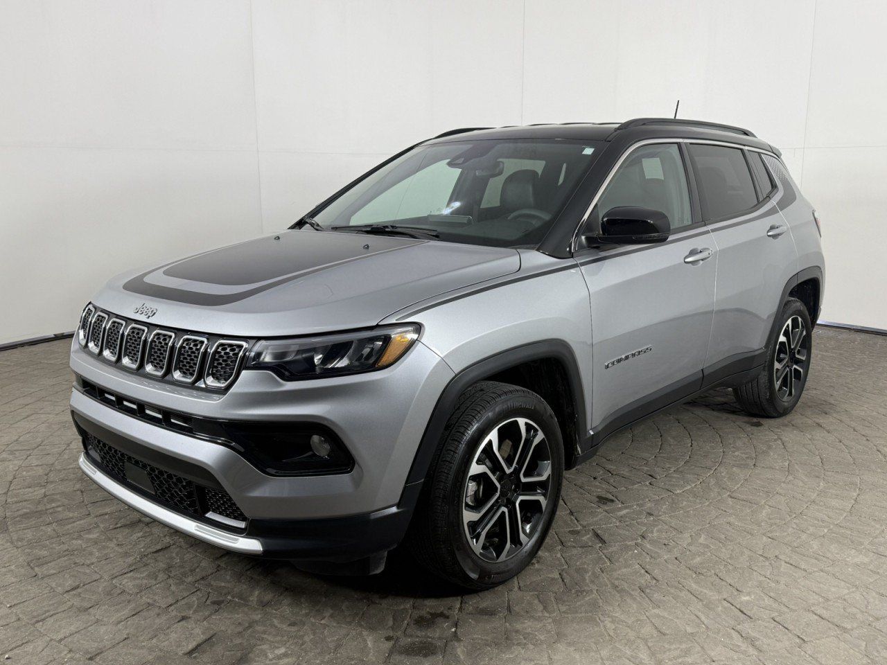 Used 2023 Jeep Compass Limited w/ Mopar Graphics Package AWD/4WD image 3