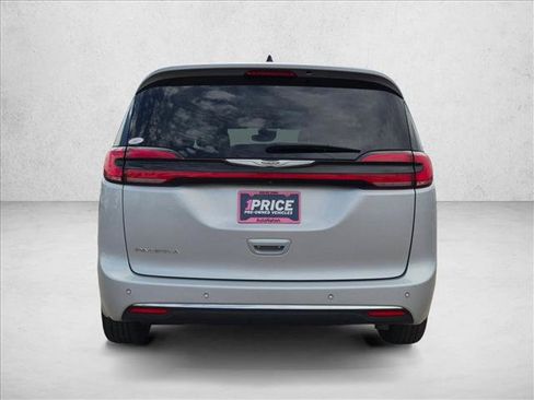 Used 2023 Chrysler Pacifica Touring-L FWD image 8