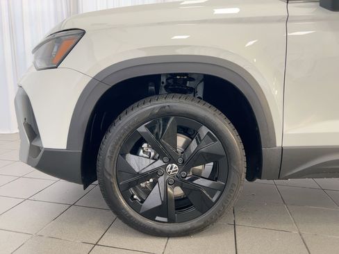 New 2026 Volkswagen Taos SE image 12