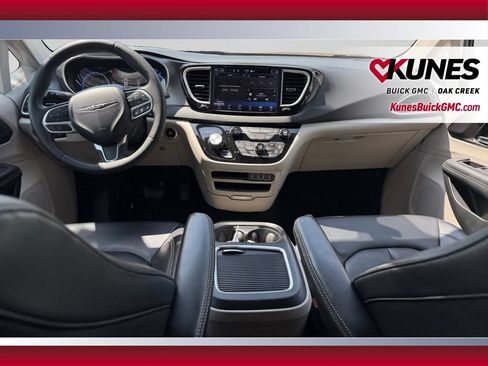 Used 2024 Chrysler Pacifica Touring-L FWD image 25