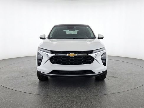 Used 2025 Chevrolet Trax LT FWD image 2