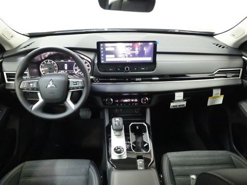 New 2025 Mitsubishi Outlander SE image 20