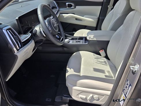 Certified 2025 Kia Sorento EX AWD/4WD image 10