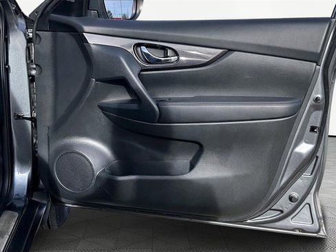 Used 2018 Nissan Rogue SV image 24