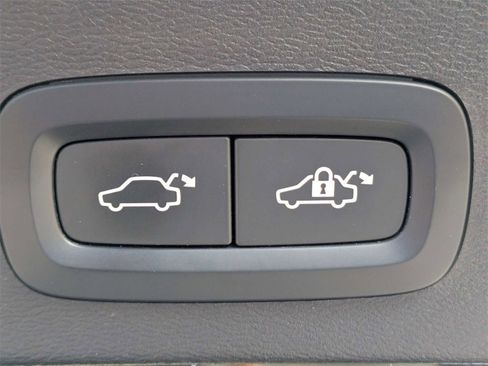 Used 2021 Volvo XC40 T5 Momentum w/ Protection Package Premier image 14