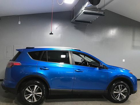 Used 2018 Toyota RAV4 XLE FWD image 2
