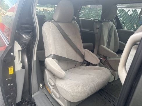Used 2013 Toyota Sienna LE FWD image 19