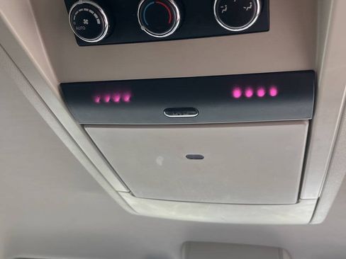 Used 2013 Chrysler Town & Country Touring FWD image 22
