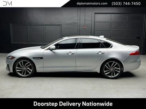 Used 2018 Jaguar XF S RWD image 4