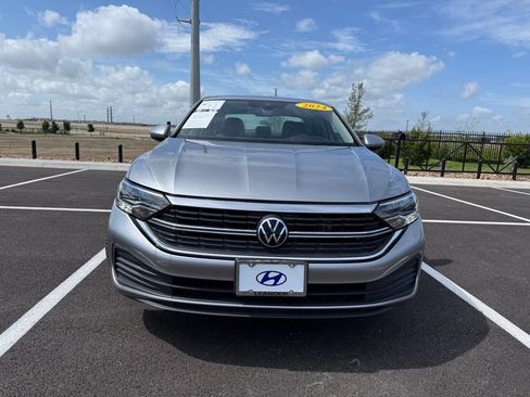 Used 2024 Volkswagen Jetta SE FWD image 2