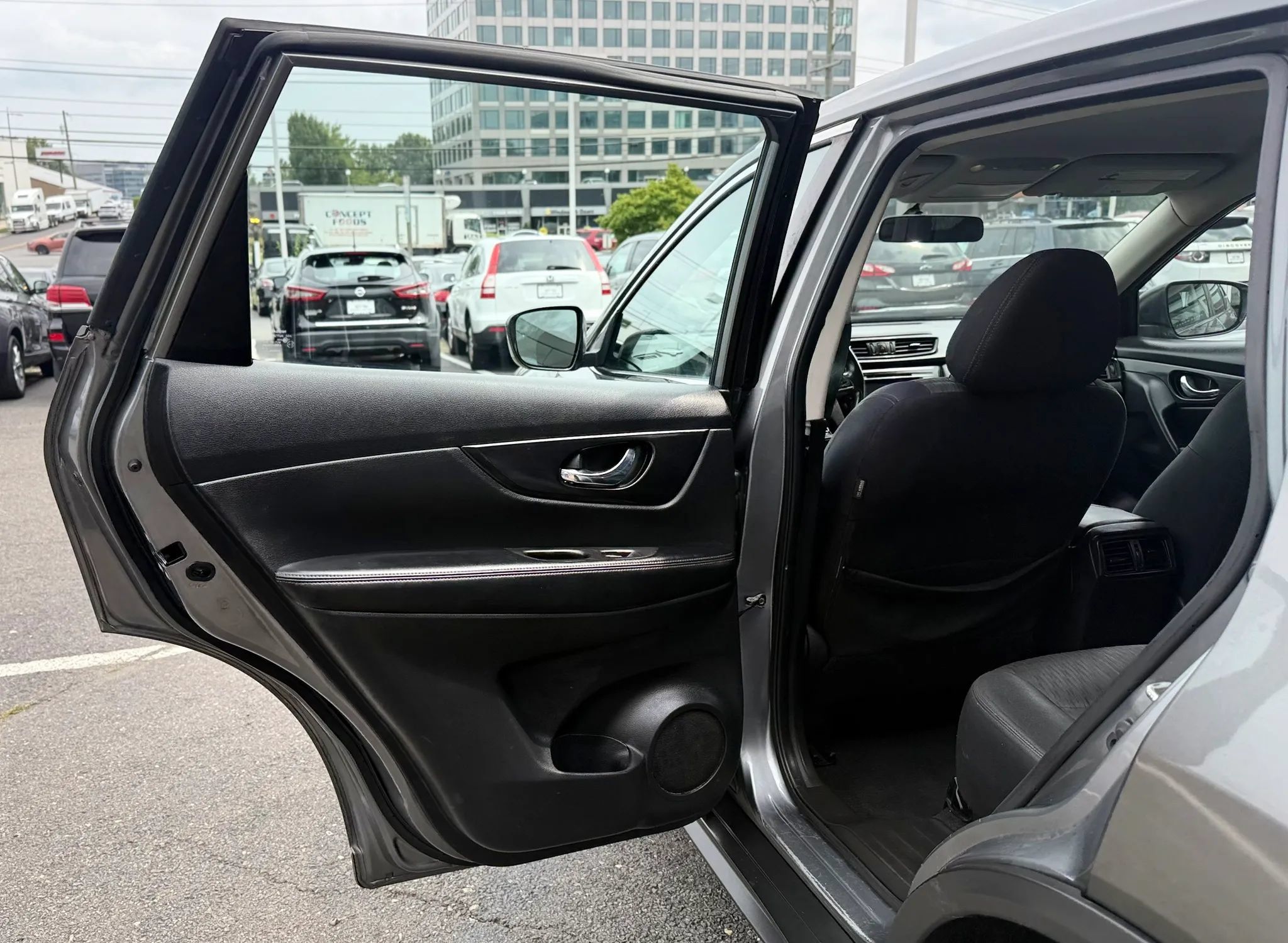 Used 2018 Nissan Rogue S AWD/4WD image 23