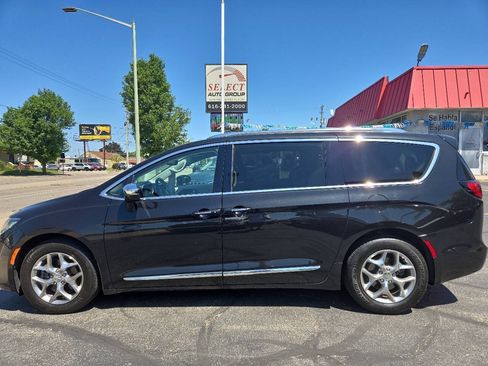 Used 2020 Chrysler Pacifica Limited FWD image 1