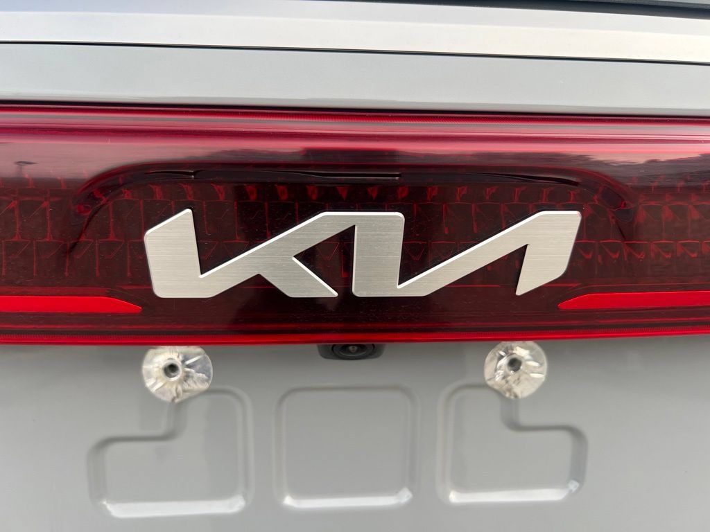 Certified 2023 Kia Carnival SX FWD image 32