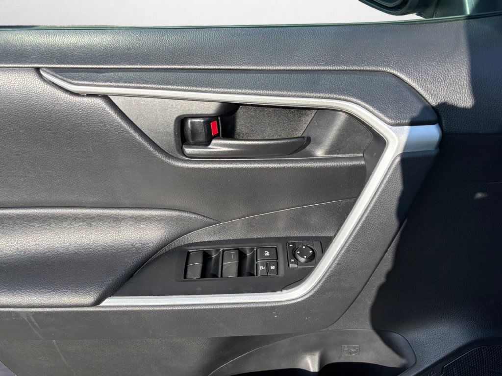 Used 2021 Toyota RAV4 LE FWD image 23
