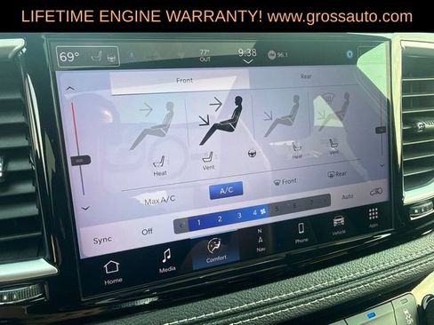 Used 2025 Chrysler Pacifica Limited FWD image 27