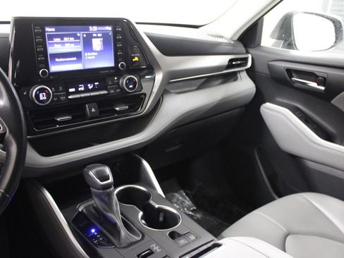 Used 2021 Toyota Highlander XLE image 28