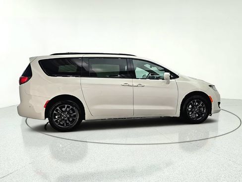 Used 2020 Chrysler Pacifica Touring-L w/ Advanced Safetytec Group AWD/4WD image 8