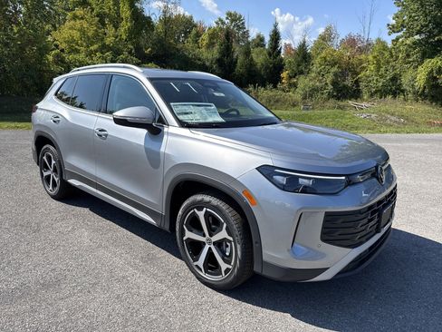 New 2025 Volkswagen Tiguan SE image 2