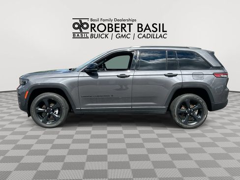Used 2023 Jeep Grand Cherokee Altitude AWD/4WD image 5